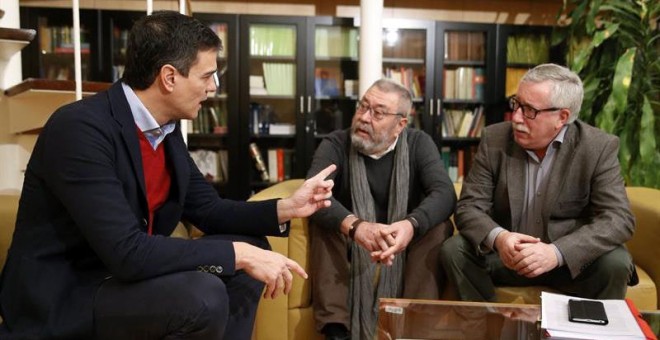 El secretario general del PSOE, Pedro Sánchez (i), durante la reunión que ha mantenido hoy en el Congreso con los líderes de UGT, Cándido Méndez (c), y de CCOO, Ignacio Fernández Toxo (d). PACO CAMPOS (EFE)