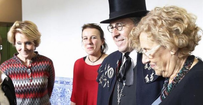 La alcadesa de Madrid, Manuela Carmena (c), junto a la presidenta del PP de Madrid, Esperanza Aguirre (i), antes de ser nombrada cofrade de honor en su visita a la cofradía del entierro de la sardina hoy en la Real Casa de la Panadería, en Madrid. EFE/Se