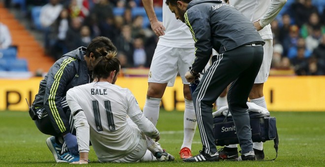 Gareth Bale es atendido por los servicios médicos del Real Madrid contra el Sporting. /REUTERS