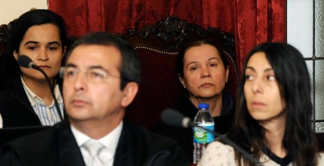 Las tres mujeres acusadas de asesinar a Isabel Carrasco, junto al abogado de una de ellas, durante una nueva jornada del juicio. EFE/J.Casares