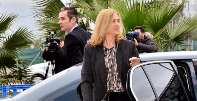 La Infanta Cristina y su marido, Iñaki Urdangarin, bajan del coche antes de entrar en la Escuela Balear de la Administración Pública donde declaran los investigados por el caso Nóos. EFE/Cati Cladera.