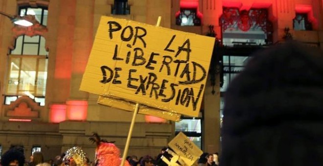 Imagen de la concentración en apoyo a los titiriteros en Madrid. EFE/J.P.Gandul