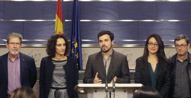 El diputado de IU Alberto Garzón (c) durante la la comparecencia de prensa