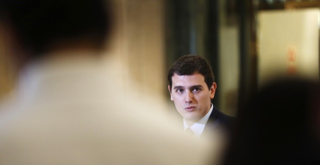 El líder de Ciudadanos, Albert Rivera, en su comparecencia ante los periodistas tras su reunión con el presidente del Gobierno en funciones, Mariano Rajoy. REUTERS/Susana Vera