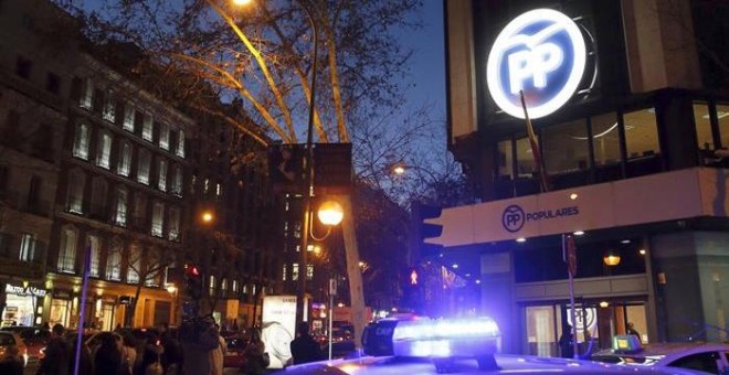 Fachada de la sede del Partido Popular en la calle Genova esta tarde, después de que el juez de la Audiencia Nacional Eloy Velasco haya ordenado cinco registros para investigar posibles pagos del empresario Javier López Madrid al PP madrileño./ EFE