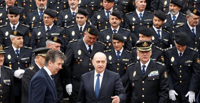 Jorge Fernández Díaz, junto al director de la Policía, Ignacio Cosidó, en el 40 aniversario de los TEDAX. / EFE