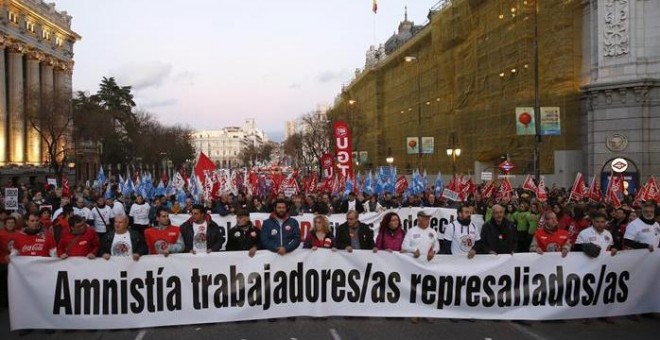 Un momento de la manifestación convocada por todo el movimiento sindical madrileño en solidaridad con "los 8 de Airbus", que ha transcurrido entre Cibeles y Sol, en Madrid. EFE/Zipi