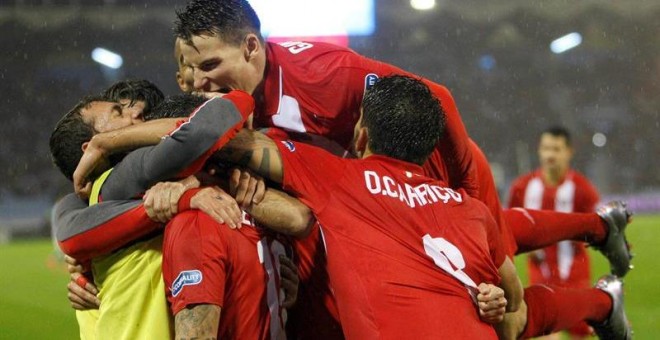 Los jugadores del Sevilla celebran su pase a la final de Copa. EFE /Salvador Sas