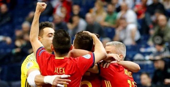 Los jugadores de la selección española de fútbol sala celebran uno de los goles. EFE/Carmelo Rubio Sánchez