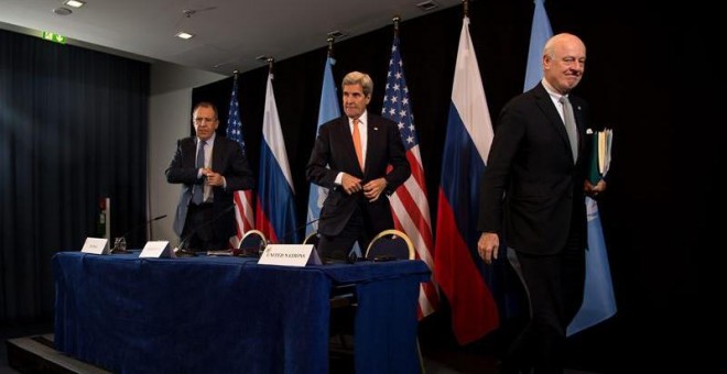 El secretario de Estado estadounidense, John Kerry (centro); el ministro de Exteriores ruso, Sergei Lavrov (izquierda); enviado especial de la ONU del secretario general para Siria, Staffan de Mistura (derecha), tras la rueda de prensa. / S. HOPPE (EFE)