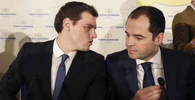 El líder de Ciudadanos, Albert Rivera (i), conversa con el portavoz del grupo parlamentario de su partido en la Asamblea de Madrid, Ignacio Aguado (d), durante el desayuno organizado por el Fórum Europa, esta mañana en un hotel de Madrid. EFE/Paco Campos