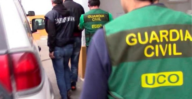 Miembros de la Unidad Central Operativa de la Guardia Civil detienen a un sospechoso de cometer delitos relacionados con la corrupción, en una imagen de archivo. MI