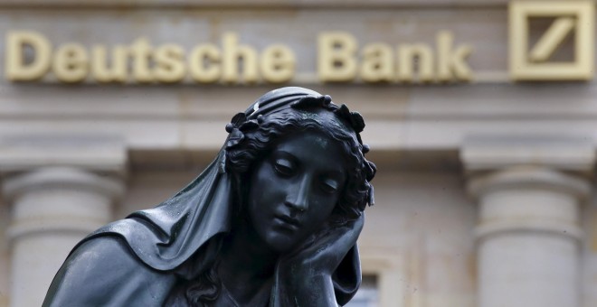 Estatua cerca del  Deutsche Bank en Frankfurt, en una imagen de archivo.  REUTERS/Kai Pfaffenbach