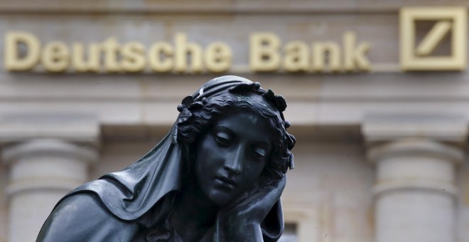 Estatua cerca del  Deutsche Bank en Frankfurt, en una imagen de archivo.  REUTERS/Kai Pfaffenbach