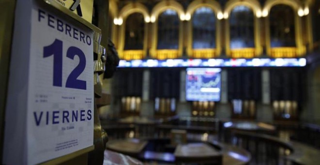 La Bolsa española mantiene un rebote del 1,43 % minutos después de la apertura e intenta recuperar los 7.900 puntos, después que la jornada previa registrara un fuerte desplome de casi un 5 % ante el miedo a una nueva crisis de la banca europea y el freno