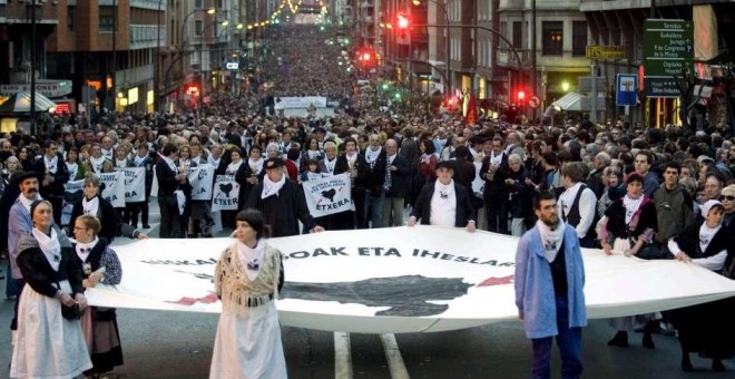 Marcha por el final de la política penitenciaria del Gobierno español hacia los presos de ETA. EFE/Miguel Toña