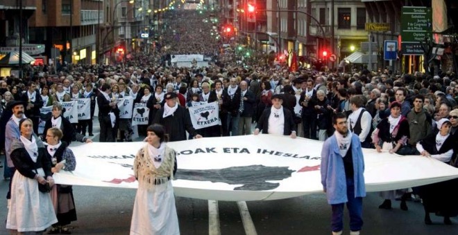 Marcha por el final de la política penitenciaria del Gobierno español hacia los presos de ETA. EFE/Miguel Toña