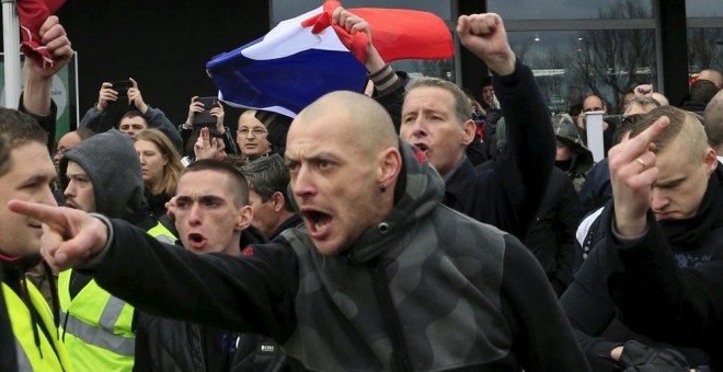 Un grupo de extremistas en una manifestación contra los inmigrantes en Calais, Francia. REUTERS