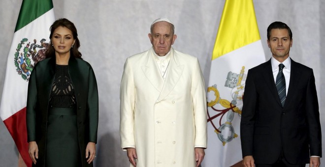 El papa Franscisco, junto a Peña Nieto, presidente de México, y Angelica Rivera, primera dama. REUTERS/Max Rossi