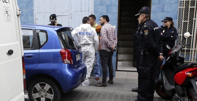 Varios agentes permanecen en la puerta del domicilio donde ha sido asesinada una mujer en Valencia. - EFE
