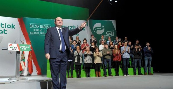 El vizcaíno Andoni Ortuzar, tras ser reelegido como presidente del PNV, por unanimidad de los 72 miembros de la Asamblea Nacional, en un acto que ha tenido lugar en el Baluarte de Pamplona. EFE/Villar López