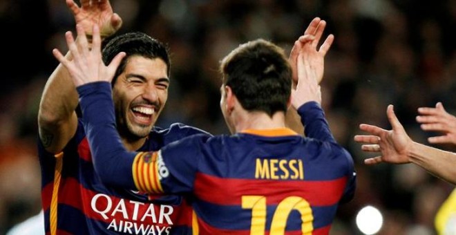 messi celebra con Luis Suárez, autor de un 'hat-trick', uno de los tantos del Barça. - EFE