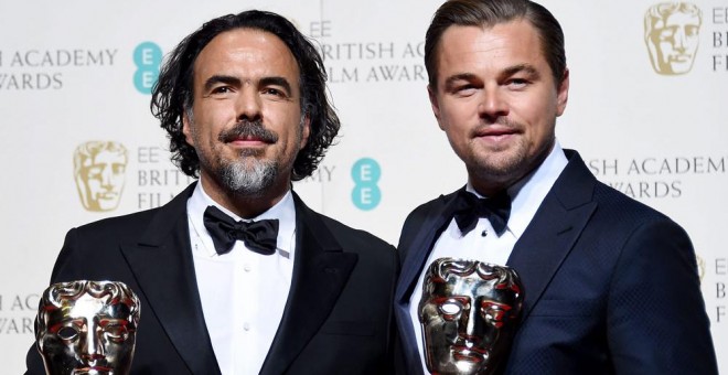 Iñarritu y Leonardo DiCaprio tras recibir el galardón. EFE
