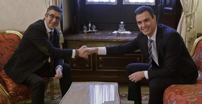 Patxi López y Pedro Sánchez se saludan este lunes antes de su reunión en el Congreso. /EFE