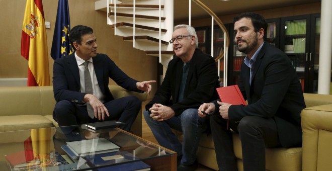 El candidato del PSOE a la presidencia del Gobierno, Pedro Sánchez, con Cayo Lara y Alberto Garzón, el pasado día 3 de febrero, en su ronda de contactos de cara a la investidura. EFE