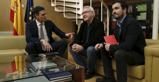 El candidato del PSOE a la presidencia del Gobierno, Pedro Sánchez, con Cayo Lara y Alberto Garzón, el pasado día 3 de febrero, en su ronda de contactos de cara a la investidura. EFE
