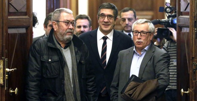 El presidente del Congreso de los Diputados, Patxi López, junto a los secretarios generales, de UGT, Cándido Méndez, y de CCOO, Ignacio Fernández Toxo, al inicio del encuentro que han mantenido en la Cámara Baja. EFE/Javier Lizón