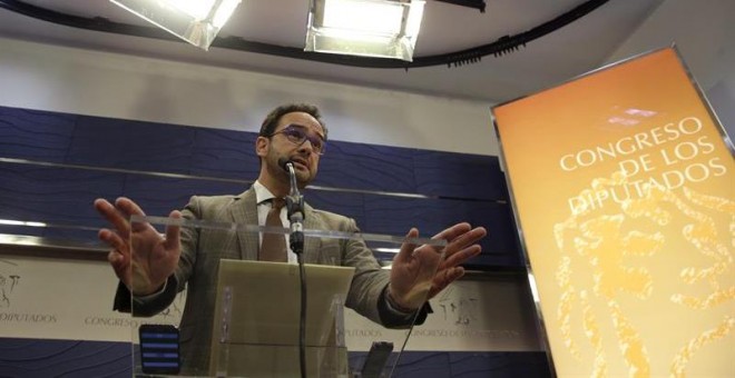 El portavoz del PSOE en el Congreso, Antonio Hernando, en una comparecencia de prensa minutos después de que Iglesias presentara el documento con su programa de Gobierno, ha dicho 'no' al referéndum en Cataluña propuesto hoy por el líder de Podemos, Pabl