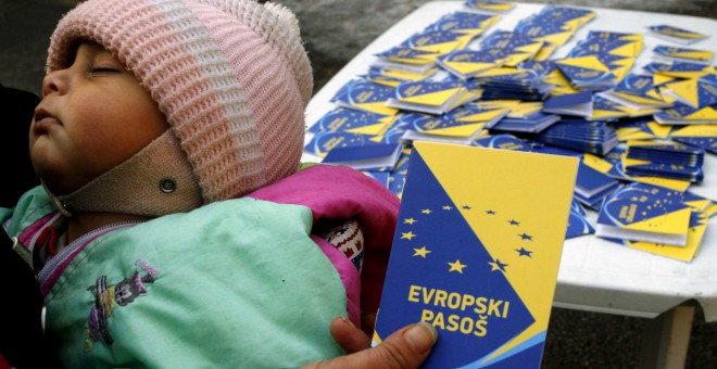 Un voluntario sostiene una imitación de un pasaporte europeo durante una campaña por el Centro para la Promoción de la Sociedad Civil en Sarajevo en esta foto de archivo del 21 de de diciembre de del 2010.  REUTERS / Danilo Krstanovic