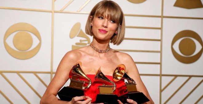 La cantante Taylor Swift con sus tres premios Grammy. REUTERS