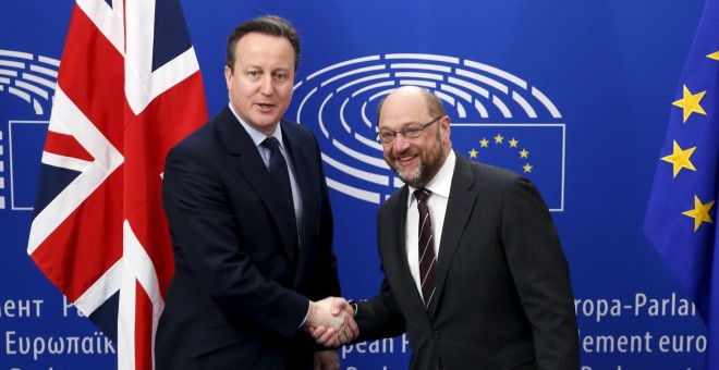 El primer ministro británico, David Cameron, saluda al presidente del Parlamento Europeo, Martin Schulz. - REUTERS