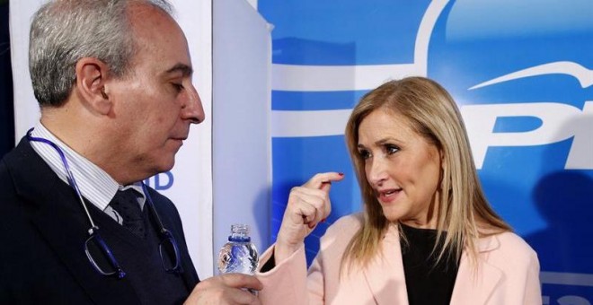 La presidenta regional, Cristina Cifuentes, que encabezará una gestora al frente del PP en la Comunidad de Madrid tras la dimisión de Esperanza Aguirre, conversa con su jefe de campaña en las pasadas elecciones, Juan Carlos Vera, que estará de número dos