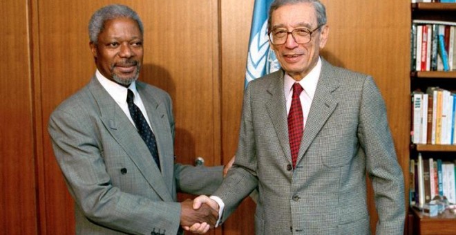 Fotografía de 1996 de Butros Butros Ghali saludando a su sucesor, Kofi Annan, en la sede de la ONU en Nueva York. - EFE