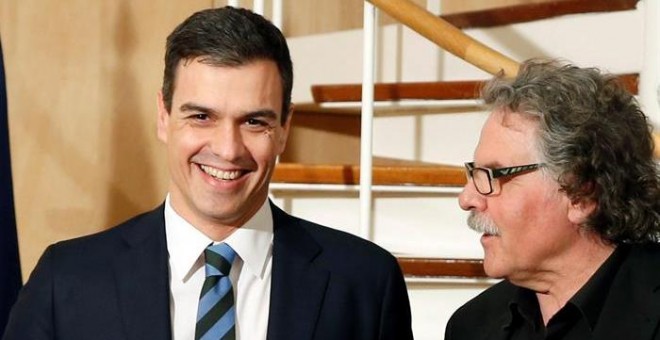 El secretario general del PSOE, Pedro Sánchez, y el portavoz parlamentario de ERC, Joan Tardà, momentos antes de reunirse en el marco de la ronda de contactos que está manteniendo el líder socialista con los grupos políticos antes de someterse a la invest