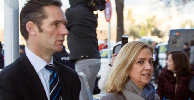 La infanta Cristina y su marido, Iñaki Urdangarin, entran en la Escuela Balear de la Administración Pública, donde se celebra el juicio por el caso Nóos. EFE/Cati Cladera