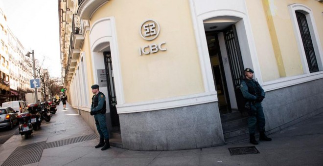 La Guardia Civil a las puertas de la sede del banco chino ICBC en Madrid. EFE