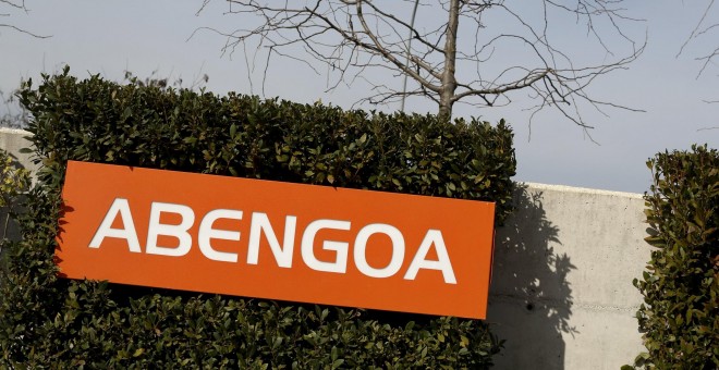 El logo de Abengoa en la entrada de su sede en Sevilla, el Campus Palmas Altas. REUTERS/Marcelo del Pozo