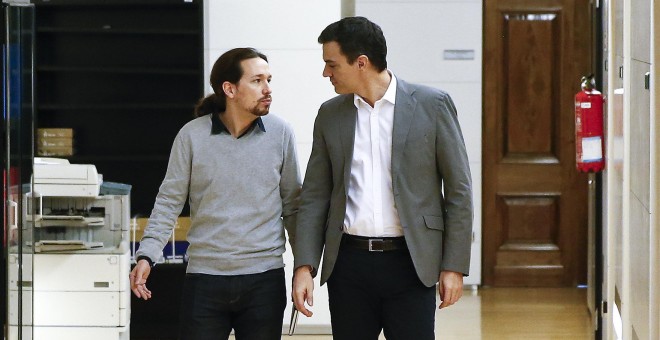 Pablo Iglesias junto a Pedro Sánchez antes de una reunión.-REUTERS