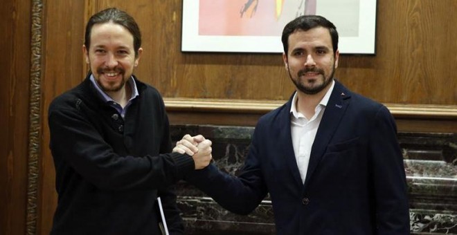 l secretario general de Podemos, Pablo Iglesias (i), y el portavoz de IU-UP, Alberto Garzón, al inicio de la reunión que han mantenido en el Congreso. / ZIPI (EFE)