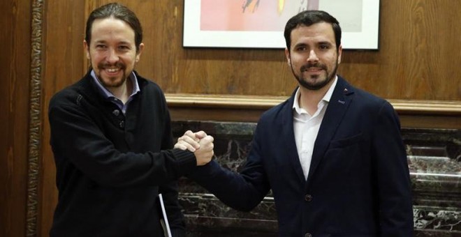 l secretario general de Podemos, Pablo Iglesias (i), y el portavoz de IU-UP, Alberto Garzón, al inicio de la reunión que han mantenido en el Congreso. / ZIPI (EFE)