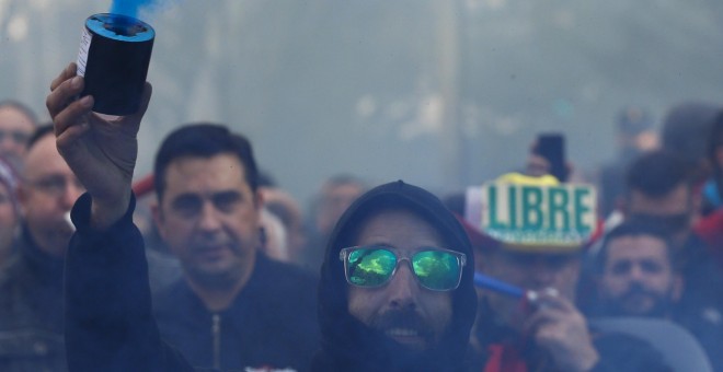 Taxistas durante la manifestación en Madrid.- REUTERS