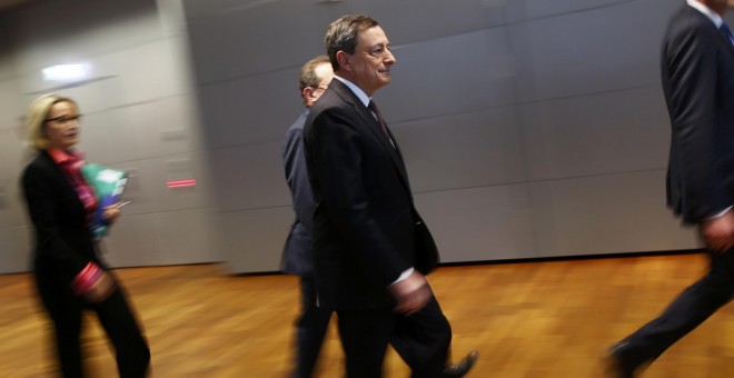 El presidente del BCE, Mario Draghi, con sus colaboradores, camino de la mensual rueda de prensa tras la reunión del Consejo de Gobierno de la entidad, en Fráncfort. REUTERS/Kai Pfaffenbach