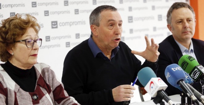 Los diputados de Compromís Joan Baldoví y Enric Bataller y la senadora Dolors Pérez durante la rueda de prensa en la que ha informado sobre las negociaciones con el PSOE para la investidura del presidente del Gobierno. EFE/Kai Försterling