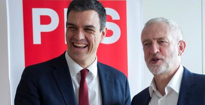 Pedro Sánchez, con Corbyn este jueves. EFE/Borja Puig De La Bellacasa