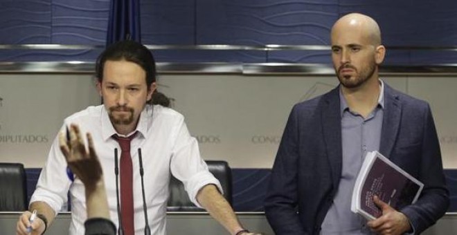 El secretario general de Podemos, Pablo Iglesias, acompañado por el portavoz económico del partido, Nacho Álvarez, y la diputada Carolina Bescansa. EFE/Javier Lizón