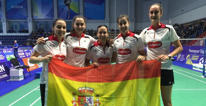El equipo femenino español de bádminton posa tras lograr pasar a las semifinales del Europeo.